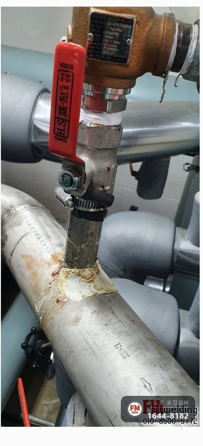 기계실 스텐 급탕배관누수 안전밸브 니플 거미줄크랙 판재 덧방 시공 사진 3