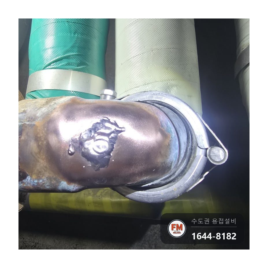 상가 기계실 발전기 뒤 온수 동배관 엘보 핀홀 누수 물 빼고 둘레까지 덮어 알곤 보수 시공 사진 14