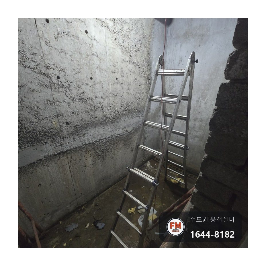 상가 기계실 발전기 뒤 온수 동배관 엘보 핀홀 누수 물 빼고 둘레까지 덮어 알곤 보수 시공 사진 5