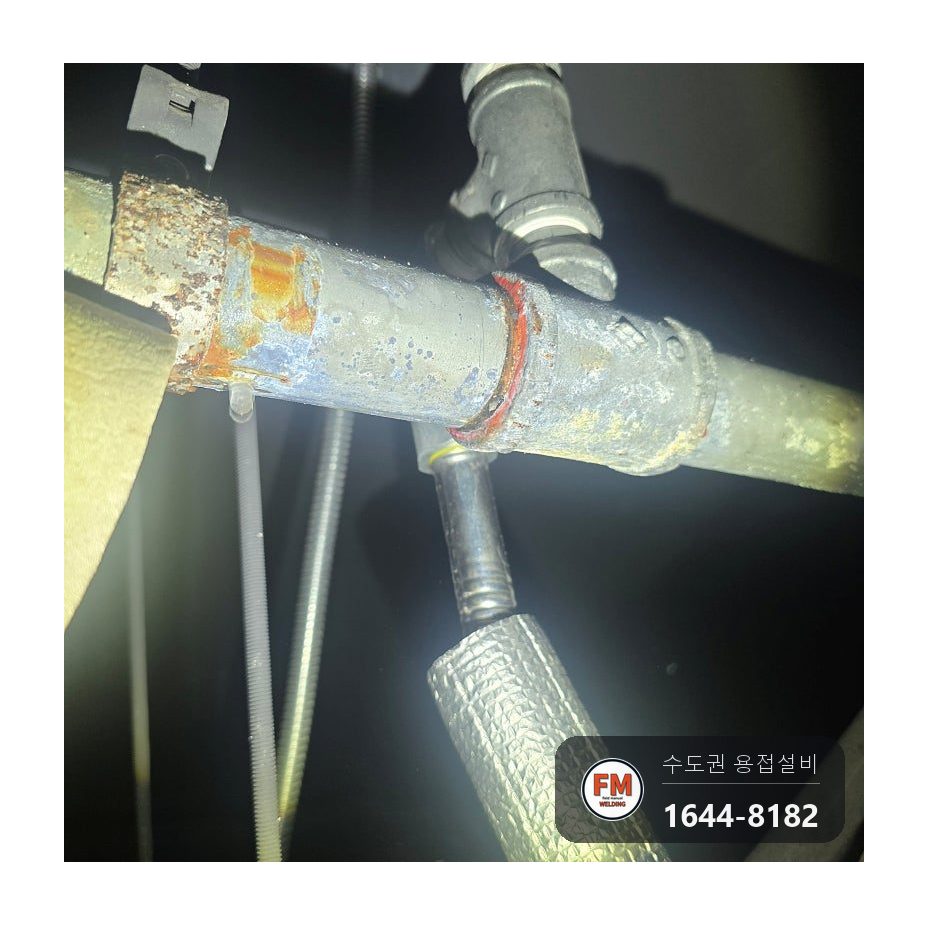 식당 주방 스프링클러 40A 나사산 부식 장니플 티부속 용접 시공 사진 4