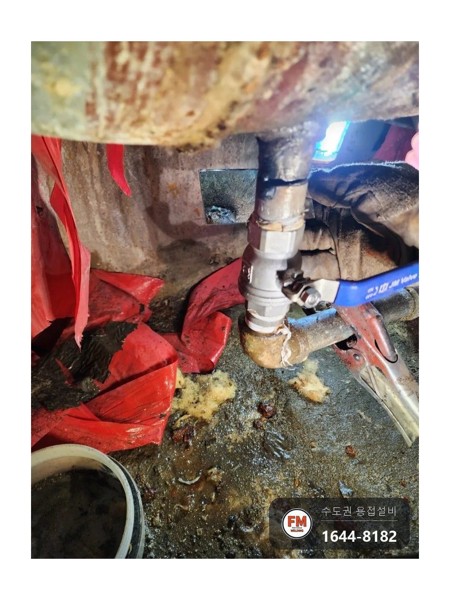 수직·수평을 맞춰 가접합니다