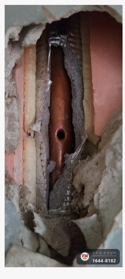공사 중 뚫린 동관 구멍 용접 시공 전