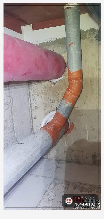 복도 소화전함 소방배관 후면 용접 누락 거울용접 보수