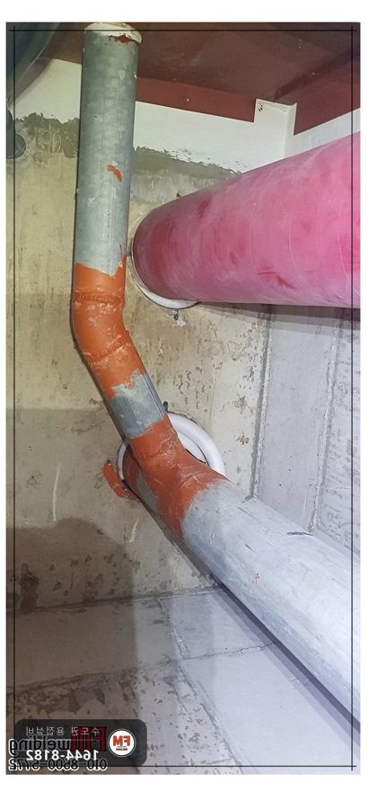 복도 소화전함 소방배관 후면 용접 누락 거울용접 보수