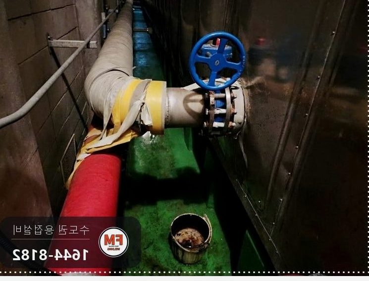 테이프로 감아 둔 엘보를 새 배관으로 교체