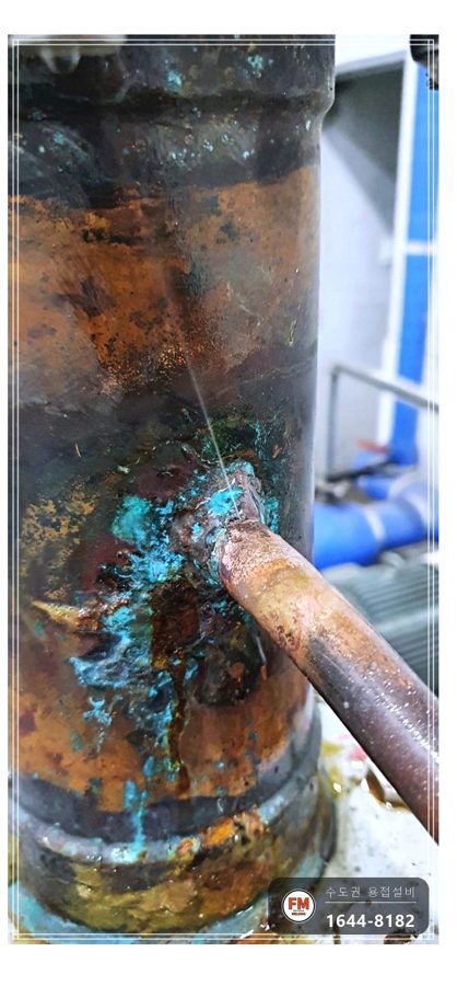지하 설비실 부스터펌프 급수 동관 T부속 크랙 누수 교체 알곤