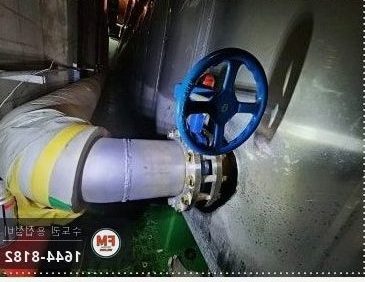 테이프로 감아 둔 엘보를 새 배관으로 교체