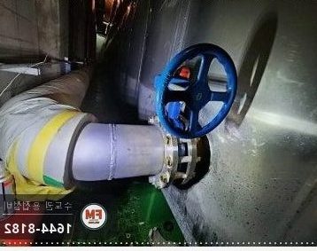 테이프로 감아 둔 엘보를 새 배관으로 교체