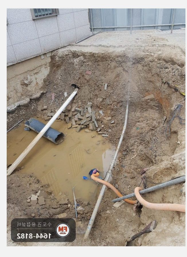 학교 지하 스텐 수도 매립배관 절단 경로 변경 물 고인 진흙 구덩이 용접