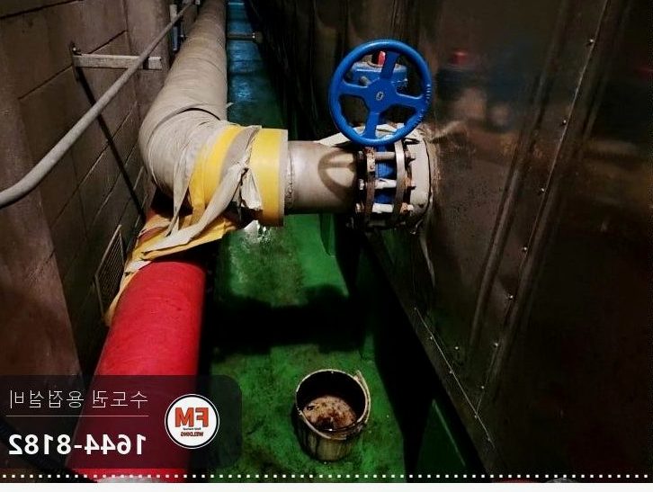 테이프로 감아 둔 엘보를 새 배관으로 교체