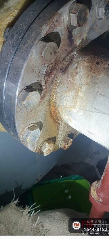 기계실 온수탱크 급수 스텐배관 플랜지 80mm 크랙 알곤 침투탐상
